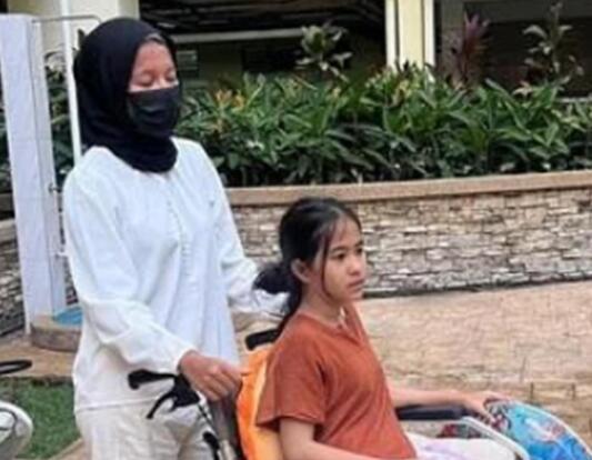 頑童拉走椅子致童星摔至尿失禁 背后真相曝光簡直太驚人了