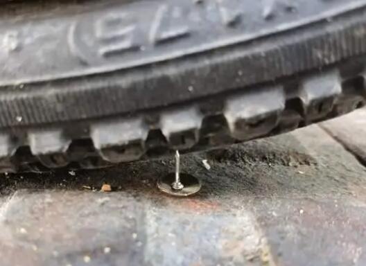 外賣員在路上撒超3000枚圖釘被判刑 真相揭露真的令人大吃一驚