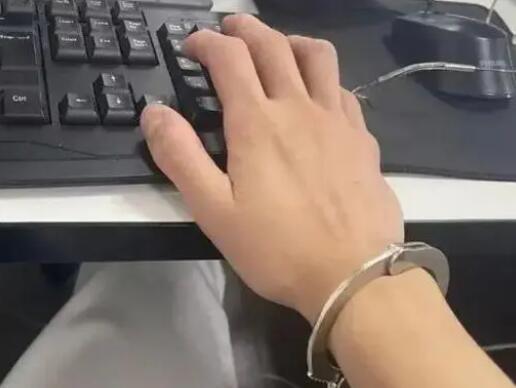 男子緬北戴手銬敲鍵盤 哭求別嘎腰子 真相離譜實在是太荒唐了