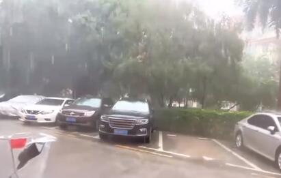 深圳暴雨:商場秒變“水簾洞” 為什么會這樣?