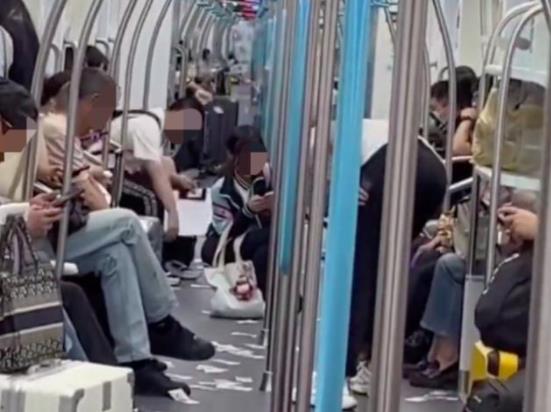 杭州一男子地鐵車廂內狂撒5元紙幣 為什么這么做原因是什么?