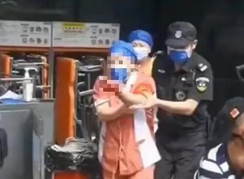 猛咬保潔阿姨男子疑有精神病 真相曝光簡直太驚人了