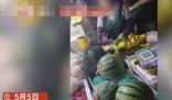 男生買5斤西瓜少2斤 怒懟商販坑學生 照片曝光直接讓人大呼意外