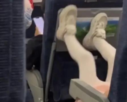 孩子高鐵上狂踢前排家長無動于衷 背后真相簡直驚呆了眾人