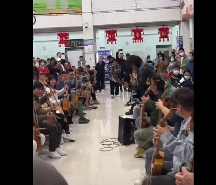 內蒙古火車站樂手齊奏萬馬奔騰 照片曝光實在是太驚人了
