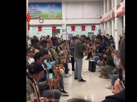 內蒙古火車站樂手齊奏萬馬奔騰 照片曝光實在是太驚人了