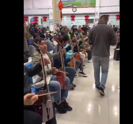 內蒙古火車站樂手齊奏萬馬奔騰 照片曝光實在是太驚人了
