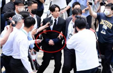 劉亞仁受訪時被路人潑水 照片曝光直接讓人大呼意外