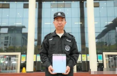 56歲保安寫出40余萬字長篇小說 真相曝光簡直太驚人了