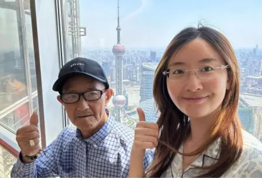 25歲女生帶患癌爺爺游中國 簡直太感人了