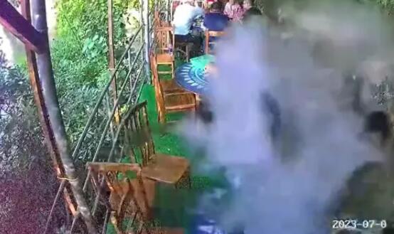 顧客就餐時卡式爐爆炸 飯店回應 一位男性顧客的腿被熱菜燙傷