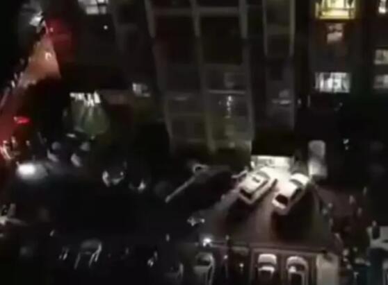 男孩在家燒書引起失火從18樓跳下 真相實在是太讓人心疼了