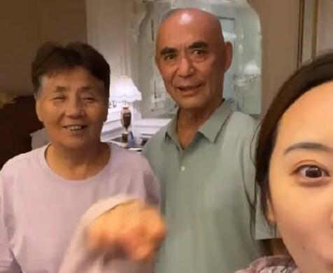 孫女帶爺爺奶奶旅游 出發前要先宣誓 真相曝光讓人感動