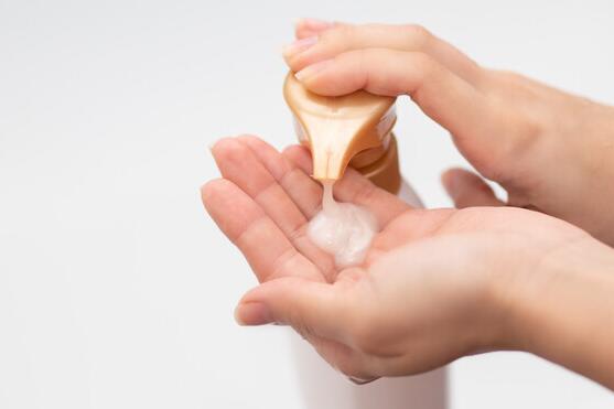 女生稱海飛絲洗發水擠出大量蟲卵 照片曝光實在是太嚇人了 