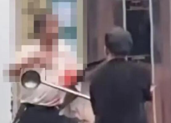 男子持刀傷人 鹵菜店店長拿大勺對峙 背后真相實在讓人驚愕