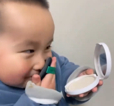 弟弟偷用姐姐化妝品 小表情絕了 小表情十分豐富