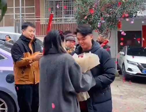 00后小伙把大學班主任娶回家 究竟是怎么回事？