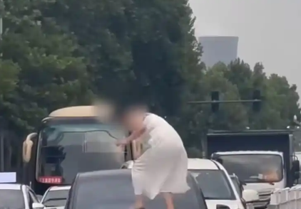 女子路上持械打砸多輛車被逮捕 事件始末2025最新消息