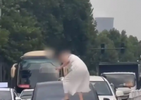 女子路上持械打砸多輛車被逮捕 事件始末2025最新消息