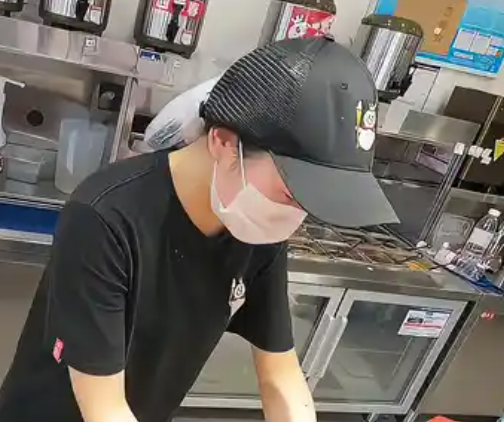 騎手安慰因訂單多崩潰的女店員 奶茶店外賣訂單爆單