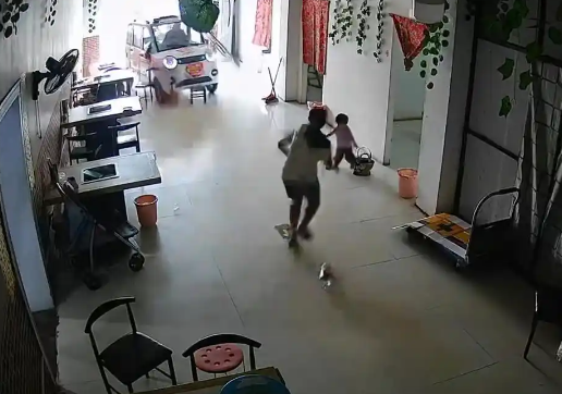 11歲姐姐飛身救妹 爺爺稱不要賠償 究竟是怎么回事？