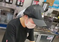 騎手安慰因訂單多崩潰的女店員 奶茶店外賣訂單爆單