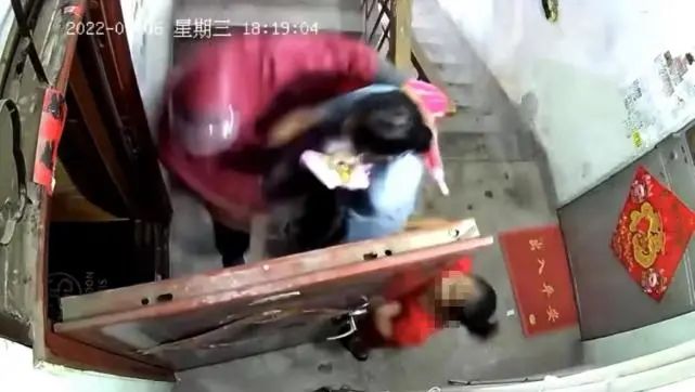 警方通報“母女被雨衣男拖拽進屋”，案件細節披露！
